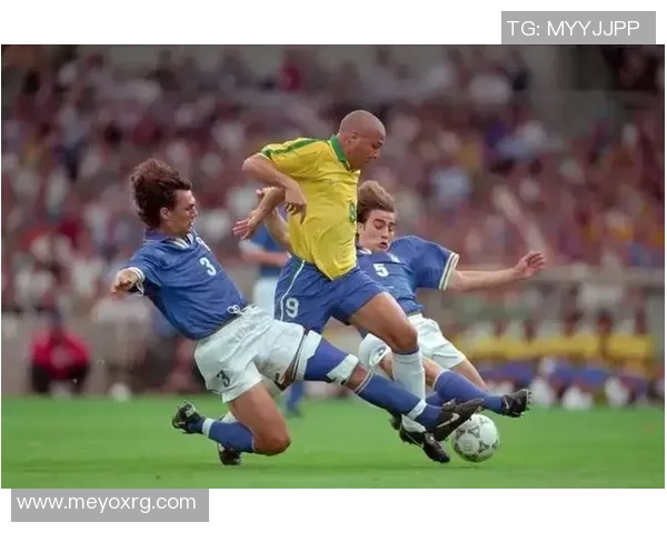 足球明星线下踢球精彩瞬间视频分享让你感受真实赛场魅力